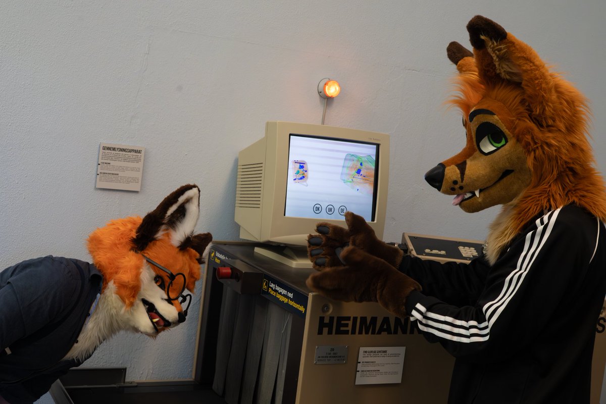 Oh no, I'm under arrest! it's a mistake I swear 🥺

Guardian <a href="/the_Wux/">Wux</a> is overzealous 😤

🪡 <a href="/cuiliyan331/">Umi Fursuit 유미 퍼슈트 공방</a>
