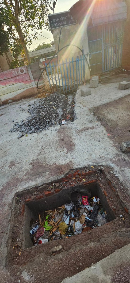 riteshjain433's tweet photo. @BhopalDivision At Askn station construction work is going on for 2 yrs under Amrit station yojna. But the contractor has dismantled and locked all the toilets without giving substitute, 1000s of passengers have no place to go toilet . Please help !

#Ashoknagar #RailwayStation https://t.co/KQBAugT6F1