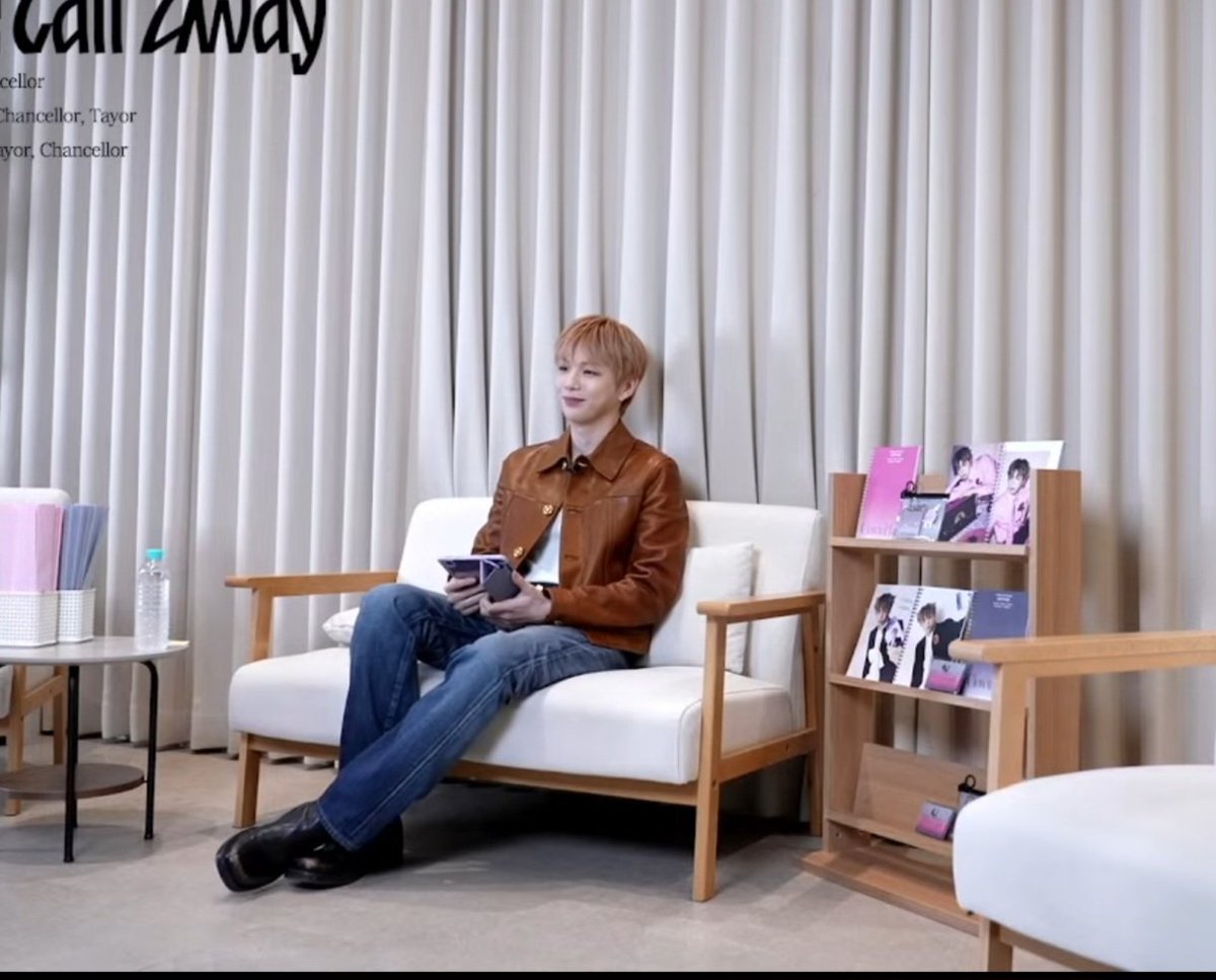 쪼꼬미 같지만 ㅋ
보이는게 전부는 아니다
테이블 아래에 저 긴다리를 
숨기고 있었다ㅋㅋ

#강다니엘 #kangdanieI