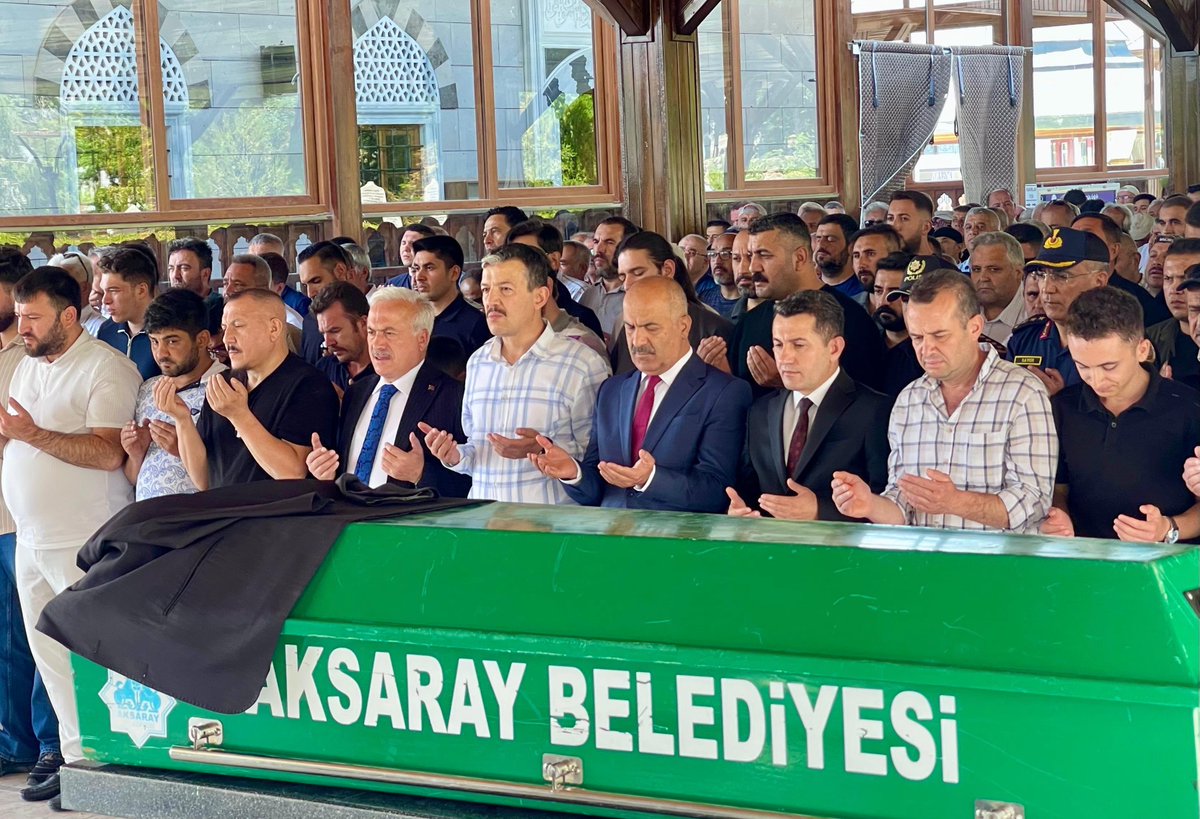 Valimiz Sn.<a href="/malikumbuzoglu/">Mehmet Ali Kumbuzoğlu</a>, Aksaray Valiliği Hukuk İşleri Şube Müdürü, mesai arkadaşımız Sn.İsmail Avşar’ın vefatı nedeniyle tertip edilen cenaze merasimine iştirak ederek kederli ailesi ve sevenlerinin acısına ortak oldular.

Mekanı cennet, makamı ali olsun.