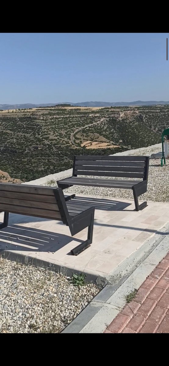 Zihnim bitmez bildiğim bir koridor.
ömrüm o koridoru çevreleyen kısa bir yol.

Gönlüm her hissettiğinde büyüyen bir kor,
Ömrüm,  git gide küçülen bir başrol.