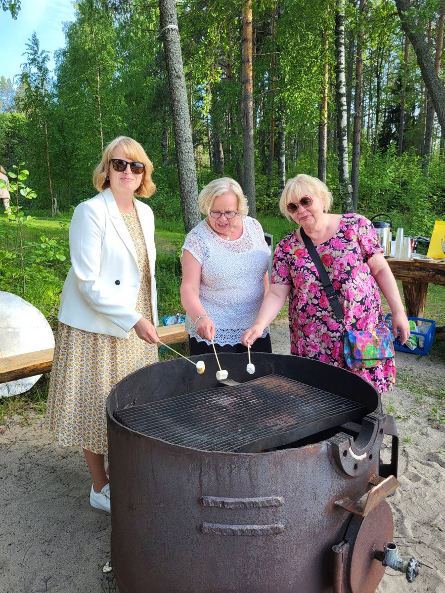 Kuopion kaupunginhallitus läksi eilen Kallavedelle Luhastensalon saareen. Iltaan sisältyi perehdytystä ja tutustumista. Nautittiin nokipannukahvit. Osa ui, osa grillasi vaahtokarkkeja. Hyvä jatkaa työtä veto-, pito- ja elinvoimaisen Kuopion ja sen asukkaiden parhaaksi!💛🖤