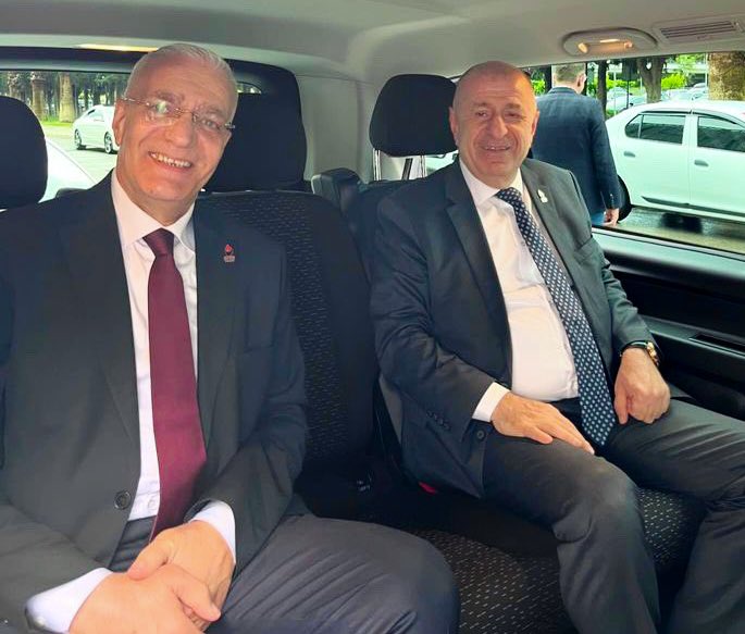 Çok şükür!.. Tahliye!
Hocamıza kavuştuk sonunda. 
Yaşasın hürriyet, yaşasın Türk milleti!