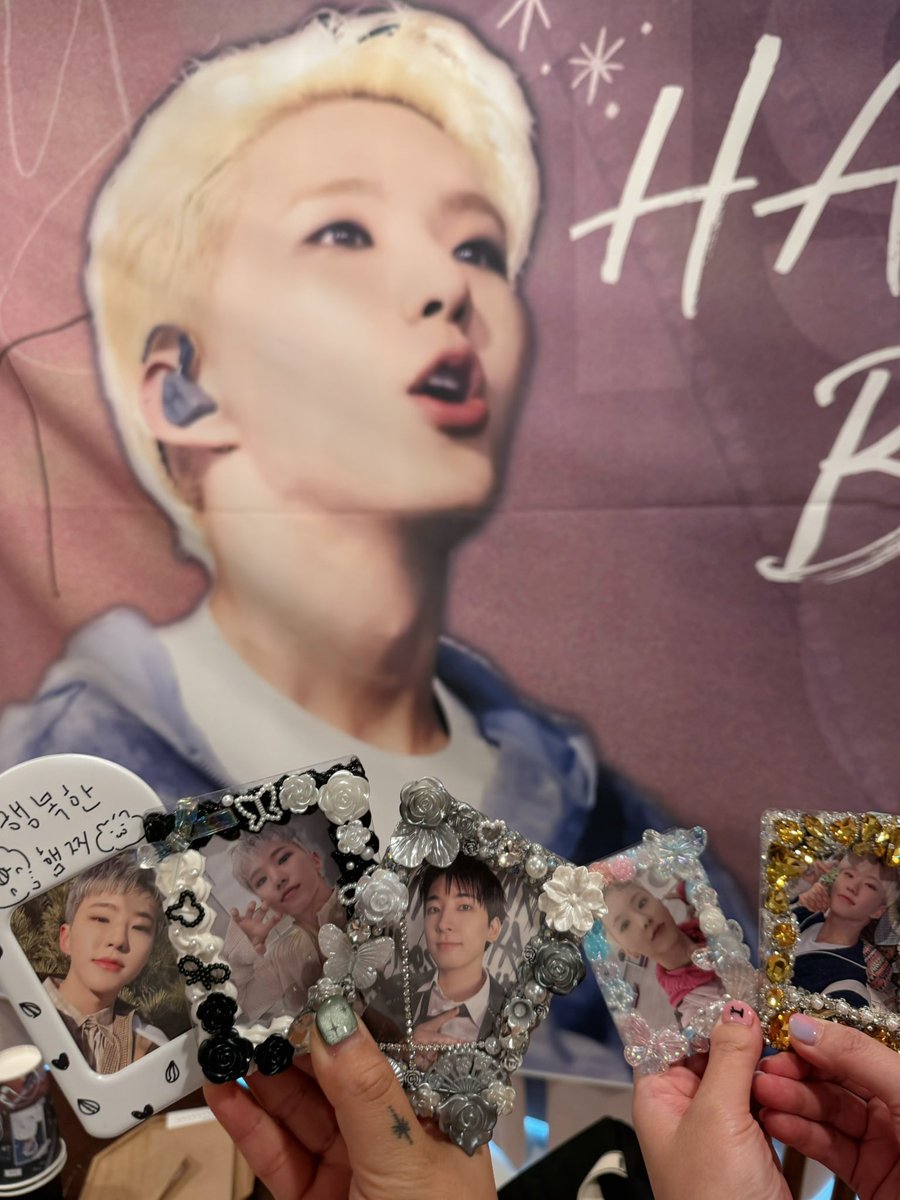 @soonyoung_live <a href="/hoshi_2025event/">사진동아리모집공고</a> 📍델루나 카페&amp;갤러리

X룸이라니 ! 
컨셉 무엇 ! ! 🫰🏻
나 럭드 잘참았다 . . 근데 원우뱃지 너무 갖고싶었👀
카페 더 안쪽 룸에 호싱이로 꾸며져있는게 진짜 👍🏻

#x_carat
#호시의_x룸에_놀러와