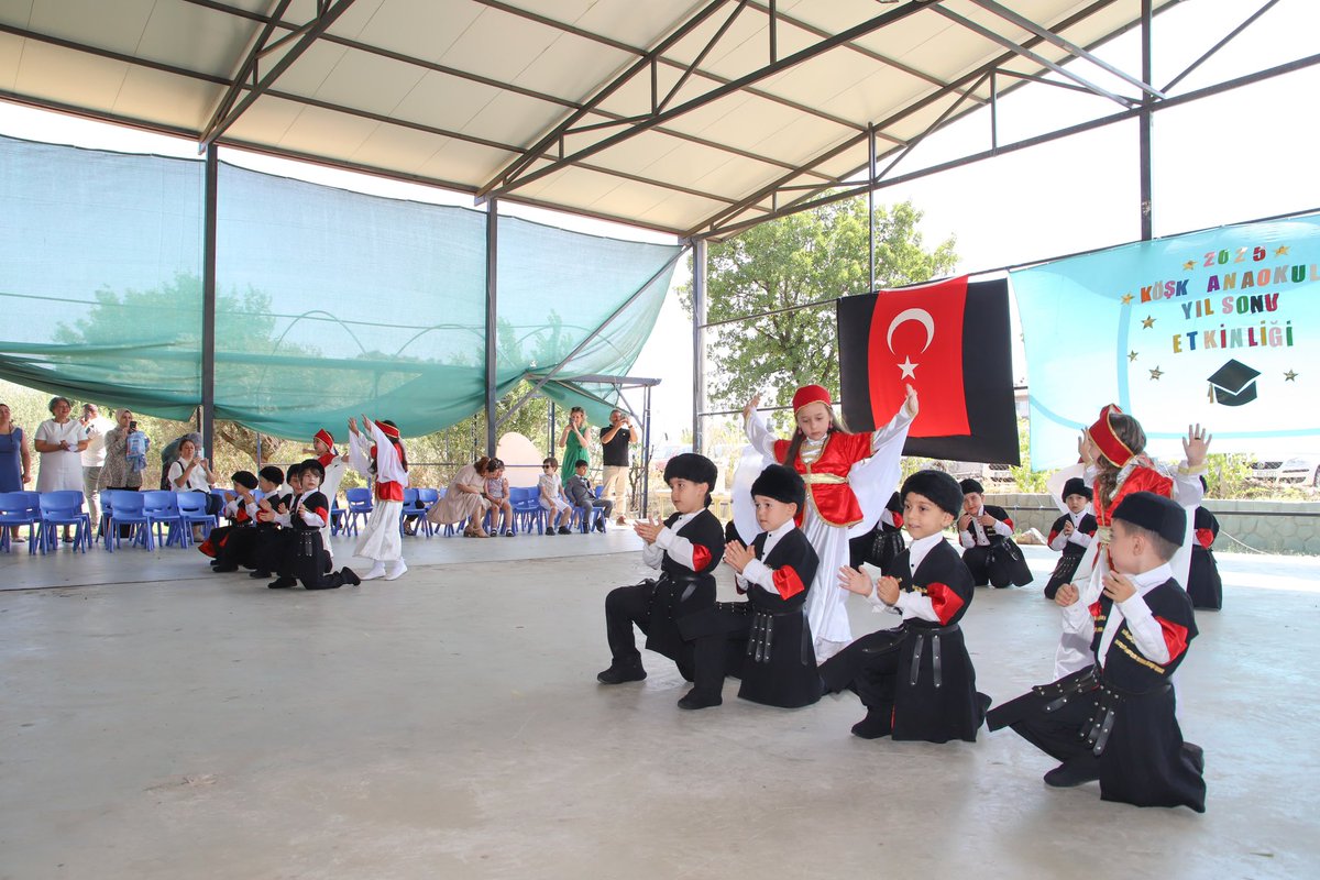 Kaymakam Vekilimiz Sayın Ali Ekber ATEŞ, Belediye Başkanımız Sayın Nuri GÜLER, İlçe Millî Eğitim Müdürümüz Sayın Selim KARATAŞ ve ilçe protokolümüzün teşrifleriyle Köşk Anaokulu tarafından düzenlenen mezuniyet töreni gerçekleştirildi.