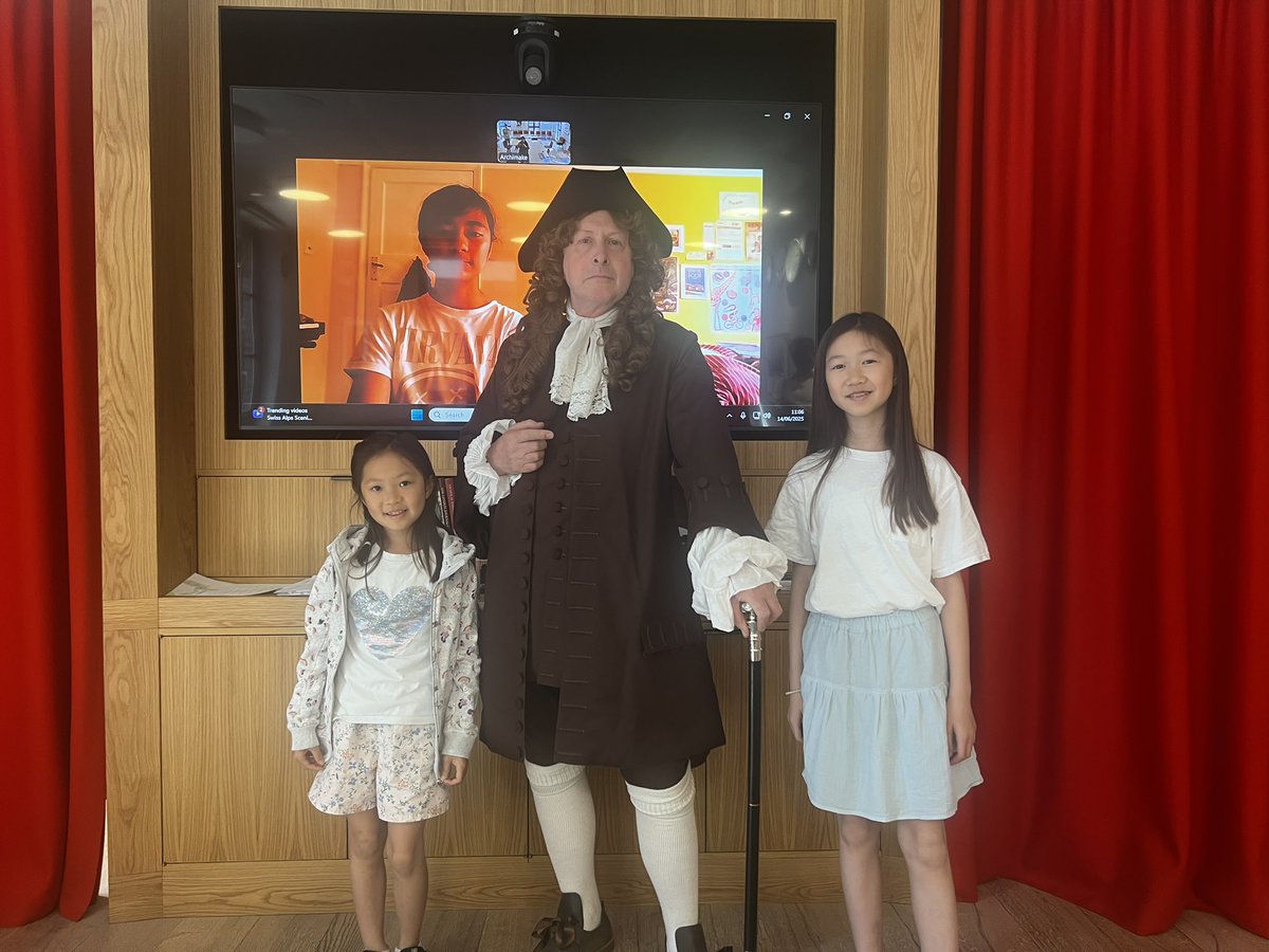 Archimake's tweet photo. On Saturday, we were delighted by the visit of Sir Christopher Wren, who was brought to life! Archimake students at the Temple Bar were amazed by his visit and enjoyed his talks and questions. Thank you for visiting us #templebar #London https://t.co/QzGvtnBnkW #architecture #uk https://t.co/nzJuvl8ajt