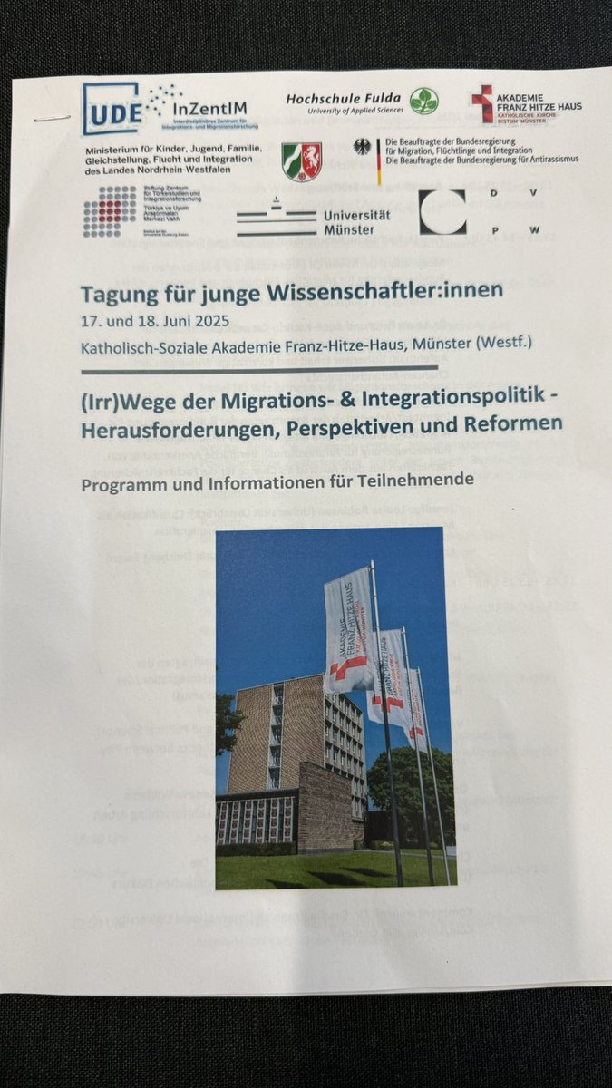 Beginnt jetzt: Die Tagung für junge Wissenschaftler:innen im Bereich #Migration und #Flucht, vor 20 Jahren als Nachwuchstagung gegründet. Viele spannende Panels stehen an und als AK Migrationspolitik in der DVPW freuen wir uns, heute unseren Dissertationspreis zu vergeben.
