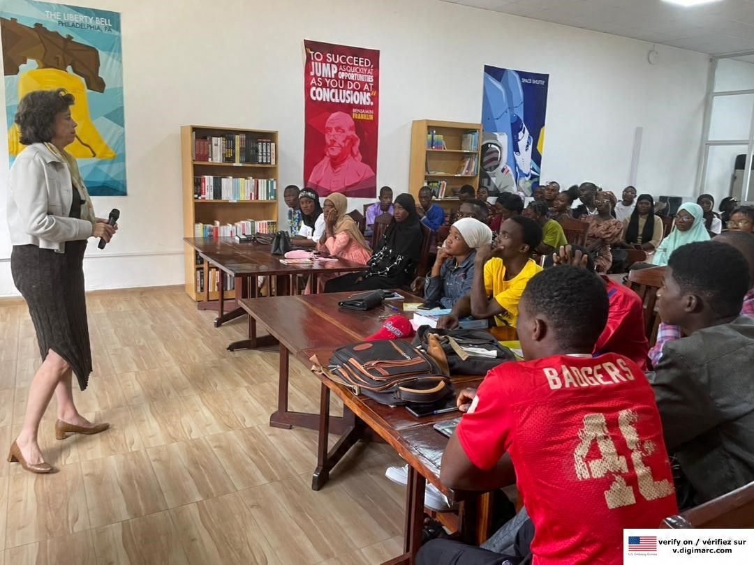 EmbassyConakry's tweet photo. L'espace américain de N'zérékoré a récemment accueilli un représentant du CDC ( Centre de contrôle et de prévention des maladies), une agence du gouvernement américain, pour discuter de la santé publique en Guinée.

Docteur Els Mathieu, directrice des CDC en Guinée, a discuté avec des dizaines de membres de l'Espace américain de leur rôle dans l'amélioration de la santé publique. Le groupe a discuté de la médecine traditionnelle, de l'importance des campagnes de vaccination, de la manière de repérer les faux médicaments, et plus encore. Ils ont également discuté du rôle du gouvernement américain dans le soutien et l'amélioration de la santé des populations guinéennes. #CDC #USenGuinée