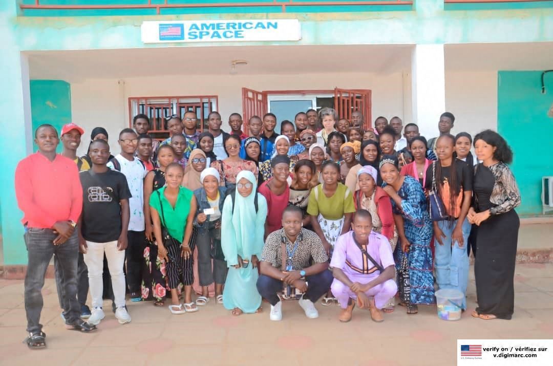 EmbassyConakry's tweet photo. L'espace américain de N'zérékoré a récemment accueilli un représentant du CDC ( Centre de contrôle et de prévention des maladies), une agence du gouvernement américain, pour discuter de la santé publique en Guinée.

Docteur Els Mathieu, directrice des CDC en Guinée, a discuté avec des dizaines de membres de l'Espace américain de leur rôle dans l'amélioration de la santé publique. Le groupe a discuté de la médecine traditionnelle, de l'importance des campagnes de vaccination, de la manière de repérer les faux médicaments, et plus encore. Ils ont également discuté du rôle du gouvernement américain dans le soutien et l'amélioration de la santé des populations guinéennes. #CDC #USenGuinée