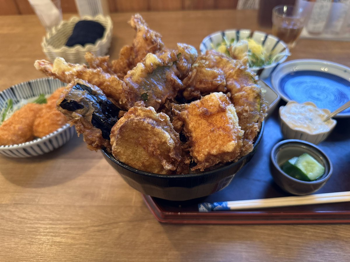 booc1's tweet photo. #丸福コパン　さん
にて晩御飯

#天丼　と　#クリームコロッケ

濃いめのタレとの相性も抜群の天ぷらは
ボリューム満点で、旨いのでサラッと完食‼️

ご馳走様でした‼️

#天ぷら
#天丼
#定食
#JB64
#ジムニー
#キネティックイエロー
#冨里市
#七栄
#ボリューム満点 https://t.co/RFN4jSPCHg