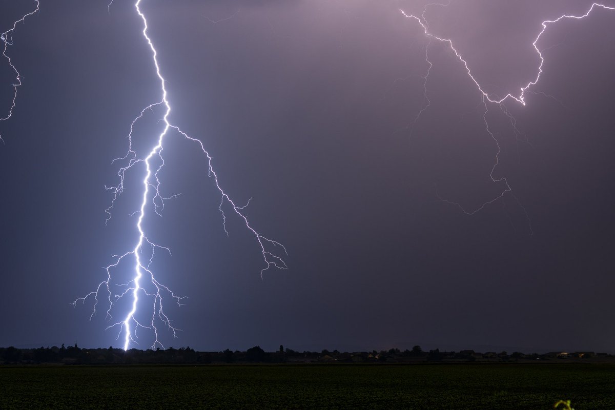 Retour sur les #orages du 14 juin en Bourgogne Franche Comté.
Des cellules très électriques nous ont offert de très beaux coups de foudre 
#chasseursdorages #meteo <a href="/KeraunosObs/">Keraunos</a> <a href="/meteofrance/">Météo-France</a> <a href="/severeweatherEU/">SWE | severe-weather.eu</a>