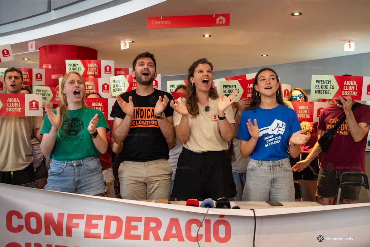 Fotomovimiento (@fotomovimiento) on Twitter photo 17 de juny de 2025
Aquest matí els sindicats i xarxes d'habitatge d'arreu de Catalunya han ocupat la Cambra de la Propietat a Barcelona per presentar la <a href="/coshac_sindicat/">Confederació Sindical d'Habitatge de Catalunya</a>, "una nova eina política que neix de l'unió de 30 col·lectius d’habitatge."
Fotos de <a href="/Chichiflesky/">Joanna.</a> 17 de juny de 2025
Aquest matí els sindicats i xarxes d'habitatge d'arreu de Catalunya han ocupat la Cambra de la Propietat a Barcelona per presentar la <a href="/coshac_sindicat/">Confederació Sindical d'Habitatge de Catalunya</a>, "una nova eina política que neix de l'unió de 30 col·lectius d’habitatge."
Fotos de <a href="/Chichiflesky/">Joanna.</a>
