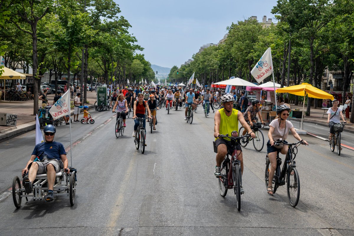 🚴 Dimanche 15 juin, le Prado s’est transformé en paradis du  vélo ! ❌🚗Sans voitures, l’avenue a vibré au rythme des défilés, concerts  et animations : vélo-bus, polo-bike, course de lenteur... 
Une  foule joyeuse a pédalé jusqu’au Vieux-Port dans une ambiance festive.