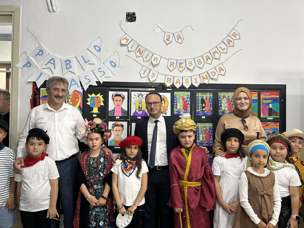 ayancikilcemem's tweet photo. Dönem Sonu Faaliyet Haftası kapsamında Fatih İlkokulu'nda hazırlanan serginin açılışı gerçekleştirildi.İlçe Milli Eğitim Müdürü Alper ŞAHİN ve Şube Müdürü Miraç ÇETİNKAYA'nın katılımlarıyla düzenlenen sergide öğrenci,öğretmen ve veli işbirliğiyle hazırlanan çalışmalar sergilendi. https://t.co/Igve9mrBQS