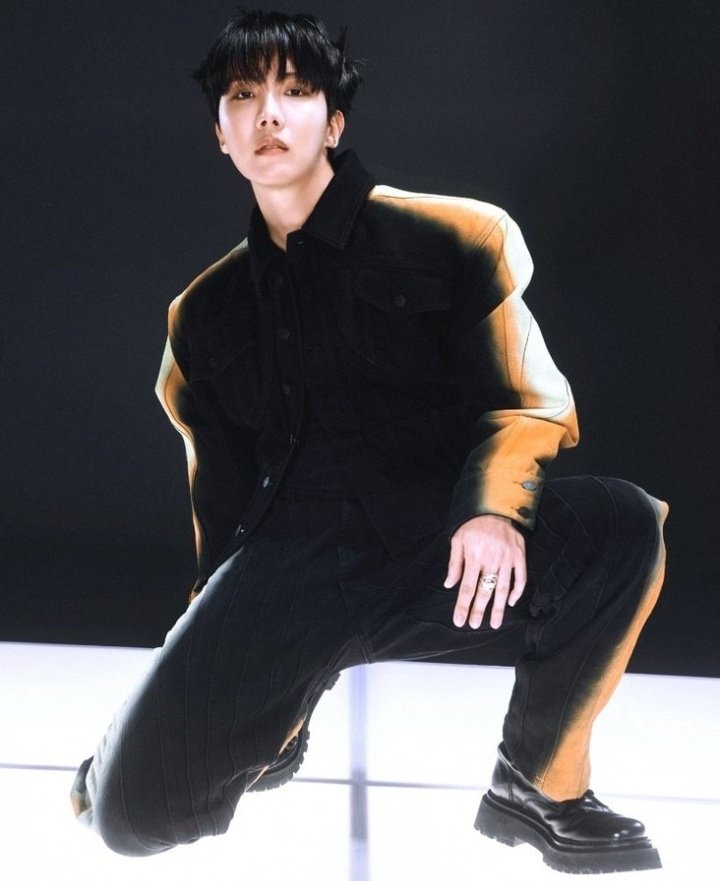 RT + REPLY 

I vote  #JHope for #ArtistaMasculinoInternacionaldoAno at the #SECAwards