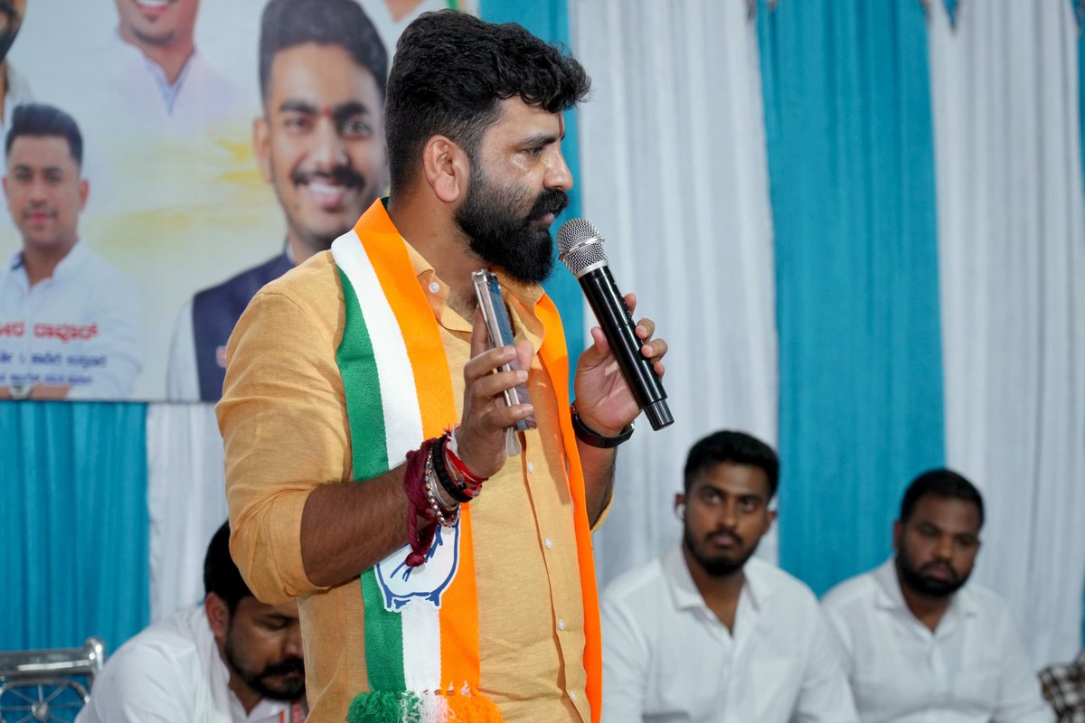 manjunathansui's tweet photo. Today I visited Haveri district & addressed a massive gathering of our Youth Congress workers

The event witnessed inspiring participation from local MLA Shri Yasar Ahmad Khan Pathan & AICC Youth Congress Observer Shri @NIGAMBHANDARI1  Discussions centered on strengthening grassroots organisation, empowering youth leadership & driving progressive political change through active participation. 

The energy and enthusiasm of the young cadre reaffirmed the growing strength of the Youth Congress across Karnataka.

#ManjunathGowda #KPYCC #YouthCongress #YouthForChange #Haveri