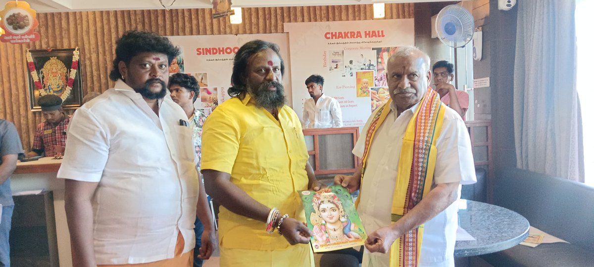 KKSelvakumaroff's tweet photo. முருக பக்தர்களை ஒன்றிணைக்கும் நோக்கத்துடனும், முருக பக்தியை உலகம் முழுவதும் கொண்டு செல்லும் நோக்கத்துடனும்,எதிர்வரும்  22.06.2025 ஞாயிற்றுக்கிழமை அன்று மதுரையில் நடைபெறவுள்ள, முருக பக்தர்கள் மாநாட்டிற்கான அழைப்பிதழை, இந்து முன்னணியின் மாநில தலைவர் உயர்திரு.காடேஸ்வரா சி.சுப்பிரமணியம் அவர்கள் வழங்க பெற்றுக்கொண்டேன். 

இந்த மாநாடு தமிழ் கடவுள் முருகப்பெருமான் அருளால் மிகப்பெரிய அளவில் வெற்றிபெற வாழ்த்துகிறேன்!
@hindumunnani_tn 
#முருகபக்தர்கள்மாநாடு
