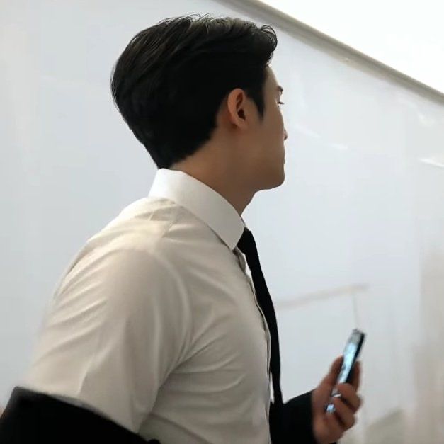 byminwon's tweet image. 🐶 "sayang ini mama mau ngobrol sama kamu, EH CANTIK BANGET???!!"
🐈‍⬛ "hah?"