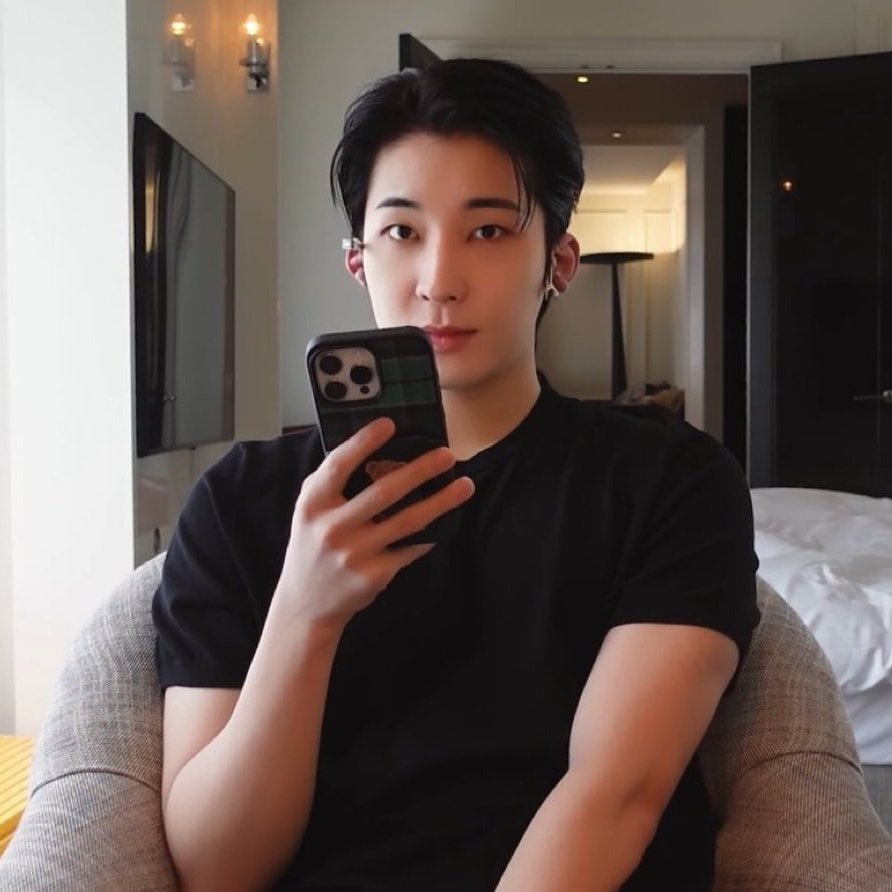 byminwon's tweet image. 🐶 "sayang ini mama mau ngobrol sama kamu, EH CANTIK BANGET???!!"
🐈‍⬛ "hah?"