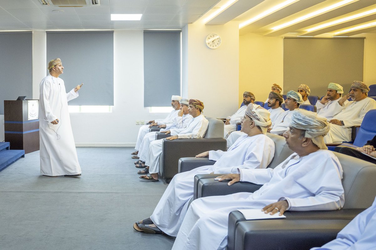 📸| نظمت #اللجنة_الأولمبية_العُمانية ممثلة في الأكاديمية الأولمبية العُمانية مساء اليوم بمقرها ندوة "التسويق والاستثمار الرياضي"، استعرضت خلالها عدة محاور مهمة تناولت دور التسويق وأشكال الاستثمار المختلفة في دعم القطاع الرياضي وتعزيز نموه وتطوره بشكل مستدام.