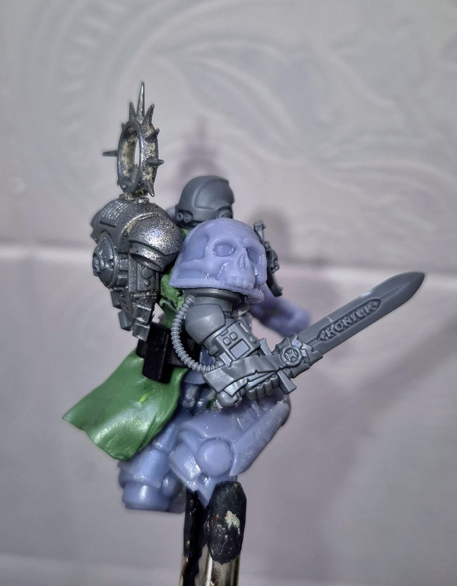 KaosKitbash's tweet photo. Kitbash de un Templario Negro! Primera vez usando la masilla de Green Stuff y bastante bien la verdad.
#warhammer40k
#WarhammerCommunity
#WarhammerArt
#warhammerfanart
#greenstuffworld https://t.co/Nv6PomvKYV
