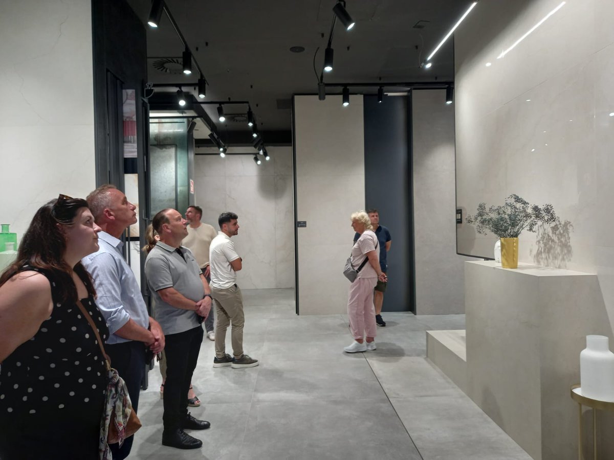 🇬🇧 Recibimos en la Comunitat a 15 distribuidores del Reino Unido interesados en el potencial de nuestro sector cerámico.
🏭 Visitan plantas y showrooms durante 3 días, de la mano de @CamaraCastellon y @ascer_es.
🌍¡La cerámica CV sigue cruzando fronteras!
bit.ly/4jMNa3X