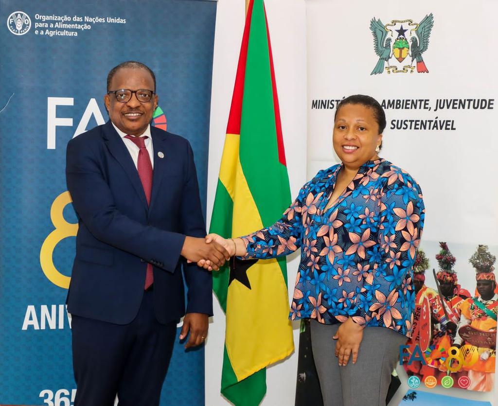 FAO Afrique centrale (@faoafriquecent) on Twitter photo Grâce à un appui financier du fonds mondial pour l'environnement et un appui technique de <a href="/FAO/">Food and Agriculture Organization</a>, SAO Tomé et Principe va
✅️restaurer 15000 hectares de terre dégradées;
✅️promouvoir des moyens de subsistance durable;
✅️réduire 1,5 millions tonnes équivalent carbone. Grâce à un appui financier du fonds mondial pour l'environnement et un appui technique de <a href="/FAO/">Food and Agriculture Organization</a>, SAO Tomé et Principe va
✅️restaurer 15000 hectares de terre dégradées;
✅️promouvoir des moyens de subsistance durable;
✅️réduire 1,5 millions tonnes équivalent carbone.
