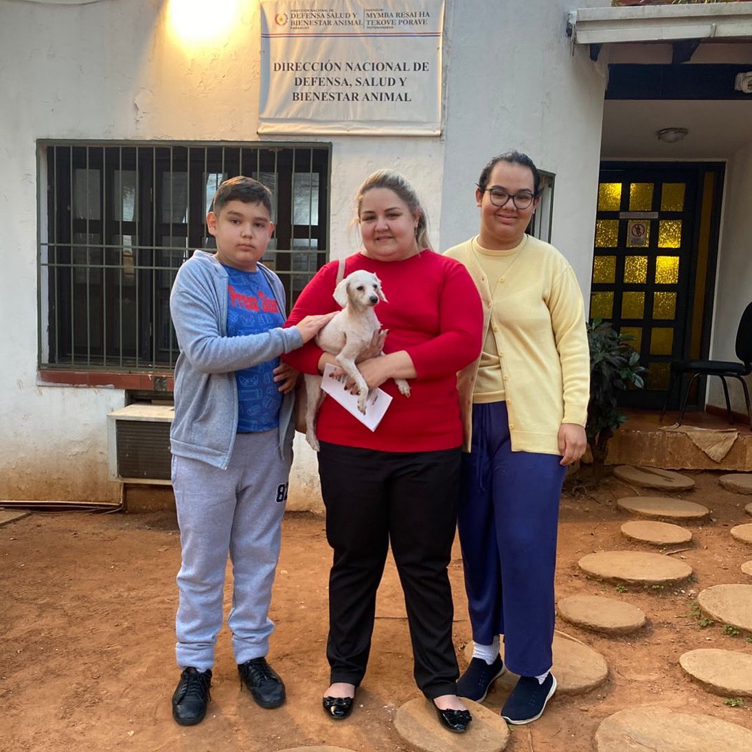 Adopción de “Osita” 🐾💖

Osita ya encontró un hogar lleno de amor. Fue adoptada por la Sra. Viviana Ayala, quien vino acompañada de su hermosa familia a la Dirección Nacional de Defensa, Salud y Bienestar Animal para recibirla con los brazos abiertos.