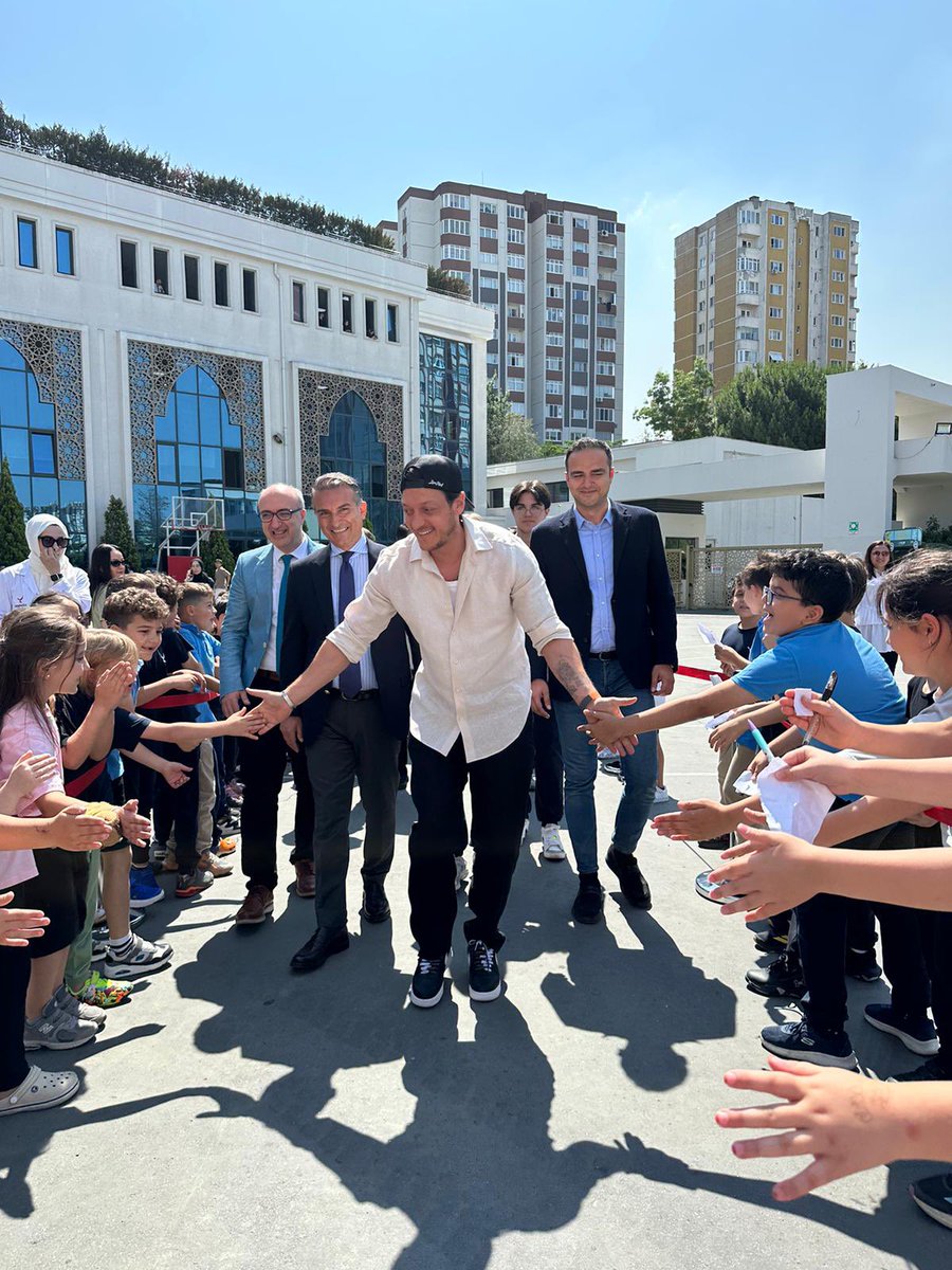M10's tweet image. Gençlerle bir araya gelmek benim için her zaman büyük bir mutluluk. Yenidoğu Okulları Başakşehir Kampüsünde gençlerle buluşmak ise gerçekten çok değerliydi. İlham veren soruları, samimi yaklaşımları ve keyifli sohbetleri için her birine gönülden teşekkür ederim. ⭐️