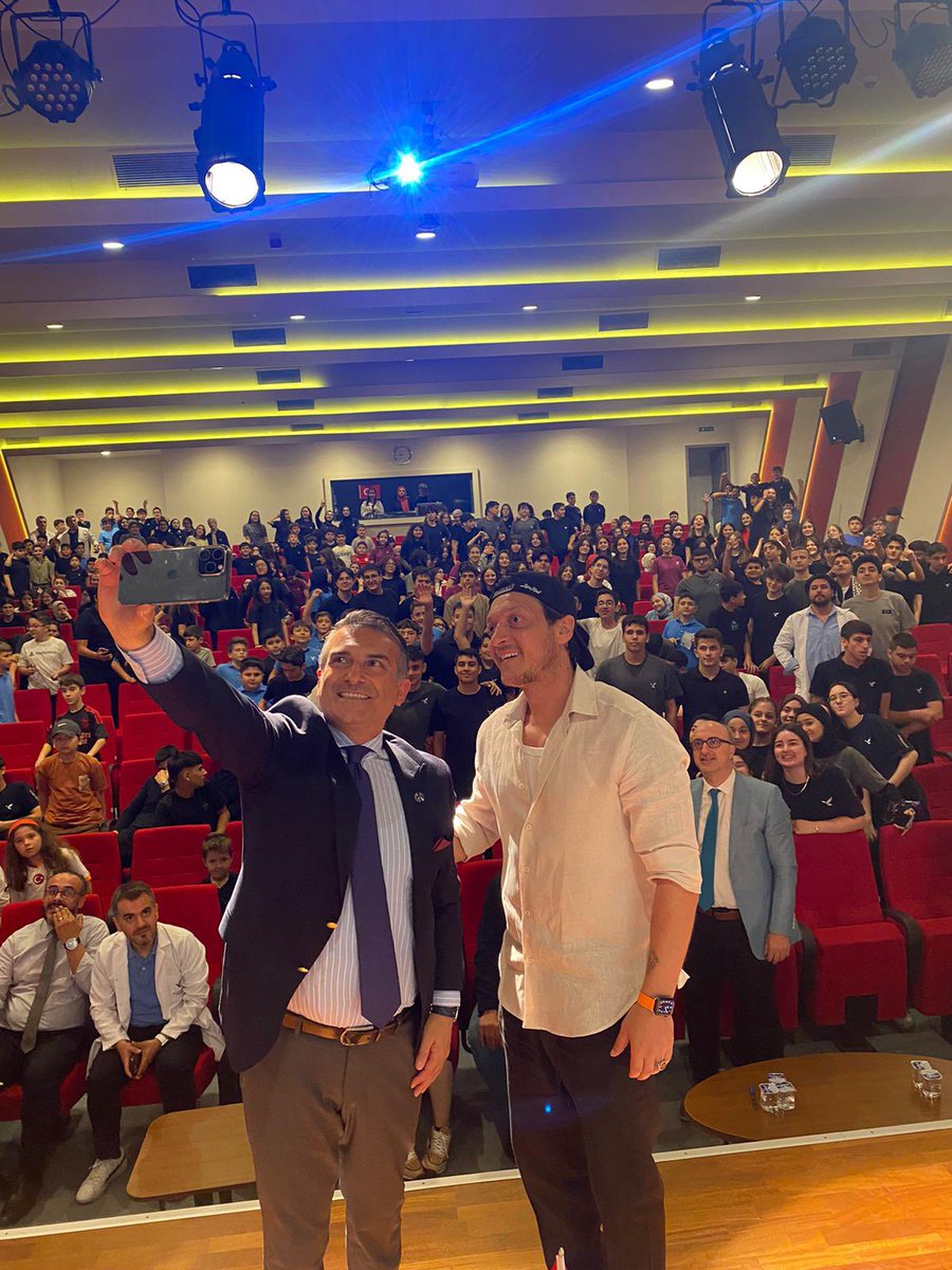 M10's tweet image. Gençlerle bir araya gelmek benim için her zaman büyük bir mutluluk. Yenidoğu Okulları Başakşehir Kampüsünde gençlerle buluşmak ise gerçekten çok değerliydi. İlham veren soruları, samimi yaklaşımları ve keyifli sohbetleri için her birine gönülden teşekkür ederim. ⭐️