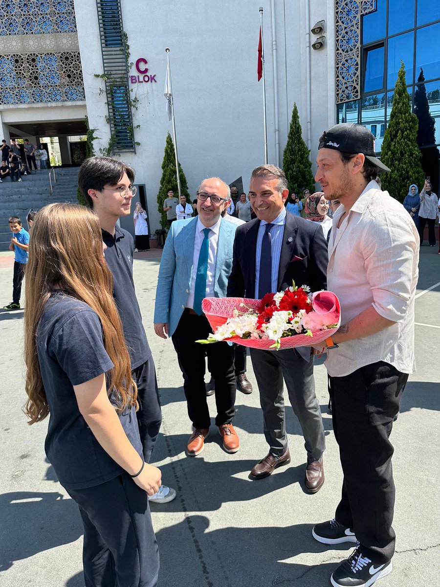 M10's tweet image. Gençlerle bir araya gelmek benim için her zaman büyük bir mutluluk. Yenidoğu Okulları Başakşehir Kampüsünde gençlerle buluşmak ise gerçekten çok değerliydi. İlham veren soruları, samimi yaklaşımları ve keyifli sohbetleri için her birine gönülden teşekkür ederim. ⭐️