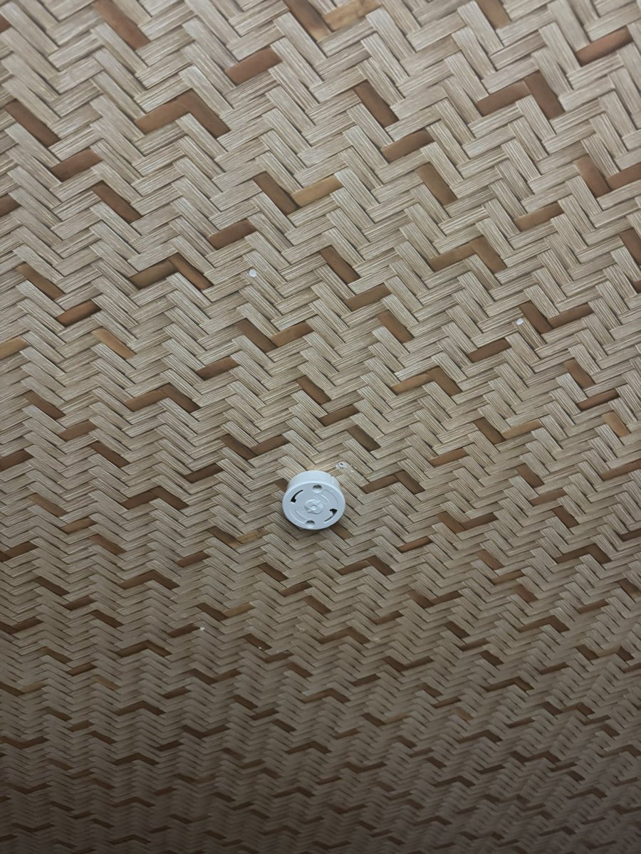 koroppipoo's tweet photo. シーリングライトがまだ届かない(泣
#届いてから外すべきだったよね https://t.co/jvy6wgcgYE