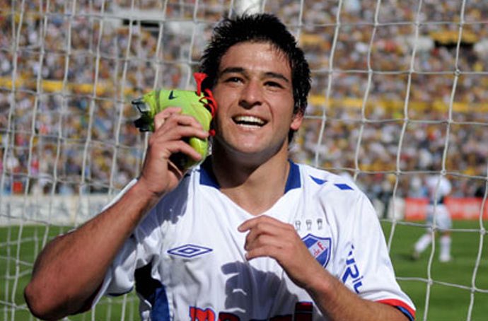🚨Hoy en la tarde se juntarán Perchman y Lodeiro , se van a aclarar algunas cosas del pasado y Nacional le planteará las condiciones para que el jugador pueda volver . Si el futbolista acepta las condiciones de los tricolores es muy posible el acuerdo .