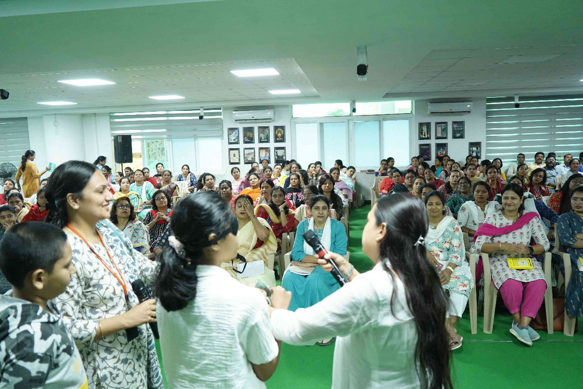 iamparulkhurana's tweet image. Faculty at DPS Hyderabad witnessed an eye-opening session on the Intuition Program — students showcased surprising intuitive skills, blindfolded! 🌟 #IntuitionProgram #DPSHyderabad #MindPower #InnerGrowth #BlindfoldActivity #StudentPotential