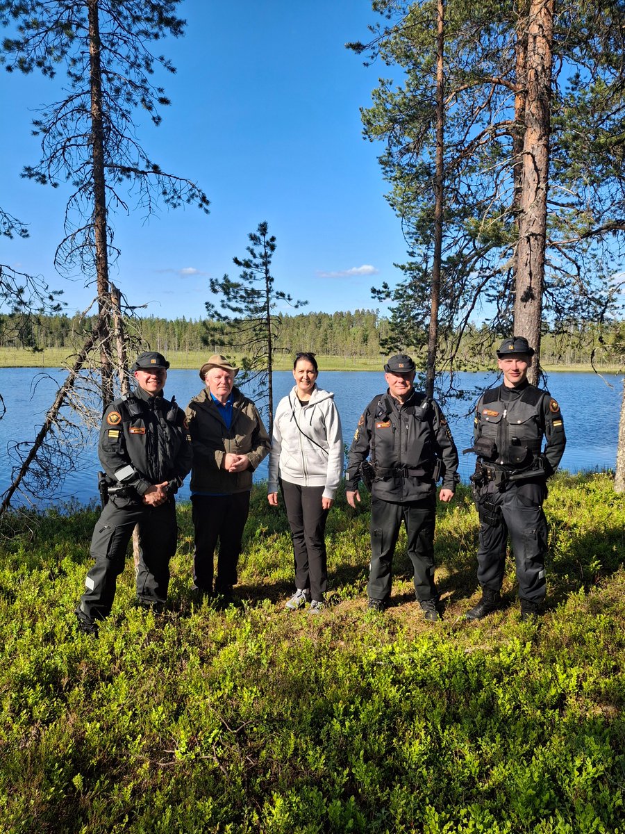 KainuunRaja's tweet image. Kainuun maakuntajohtaja @RPirkkalainen ja Kainuun maakuntahallituksen puheenjohtaja Sakari Seppänen vierailivat Kainuun rajavartiostossa alkuviikosta.
Vierailulla keskusteltiin Kainuun rajavartioston ajankohtaisista asioista ja jalkauduttiin koirapartion matkaan Kuhmossa.