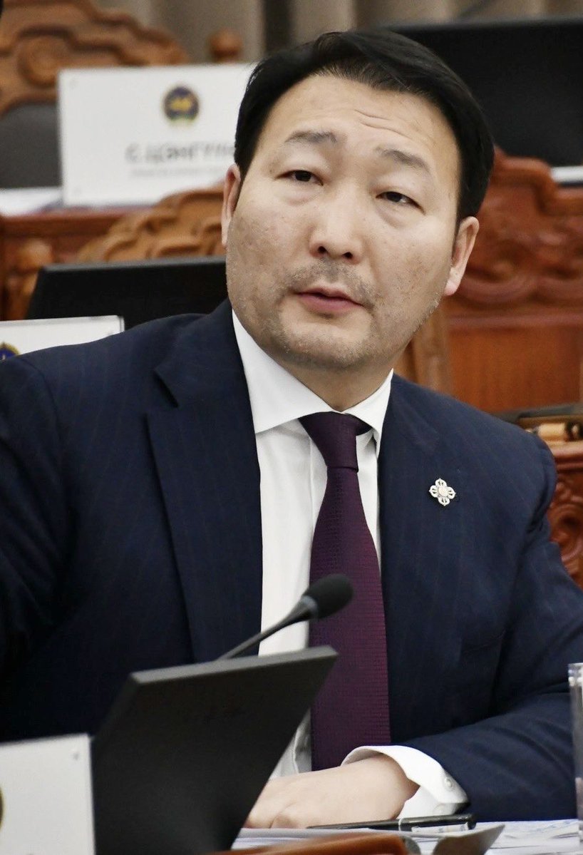 ХҮН нам гэхдээ улстөрийн том нам болж төлөвшжээ. Намынхаа дотоод эв нэгдэлийг хангаж, засгийн ажлын легитим чанарыг алдагдуулахгүйн тулд сайдын суудлаас татгалзана гэдэг Ганзориг гишүүний бас том чанар харагдлаа. Гэтэл МАН намын ах нар ордны коридоороор тавдугаар араатай л