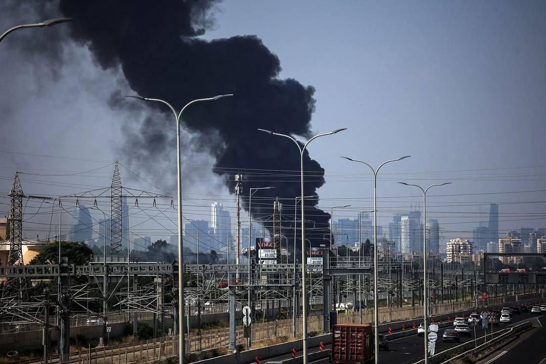 ✳️ دخان كثيف يتصاعد من احد مقرات الموساد في هرتسيليا بتل ابيب