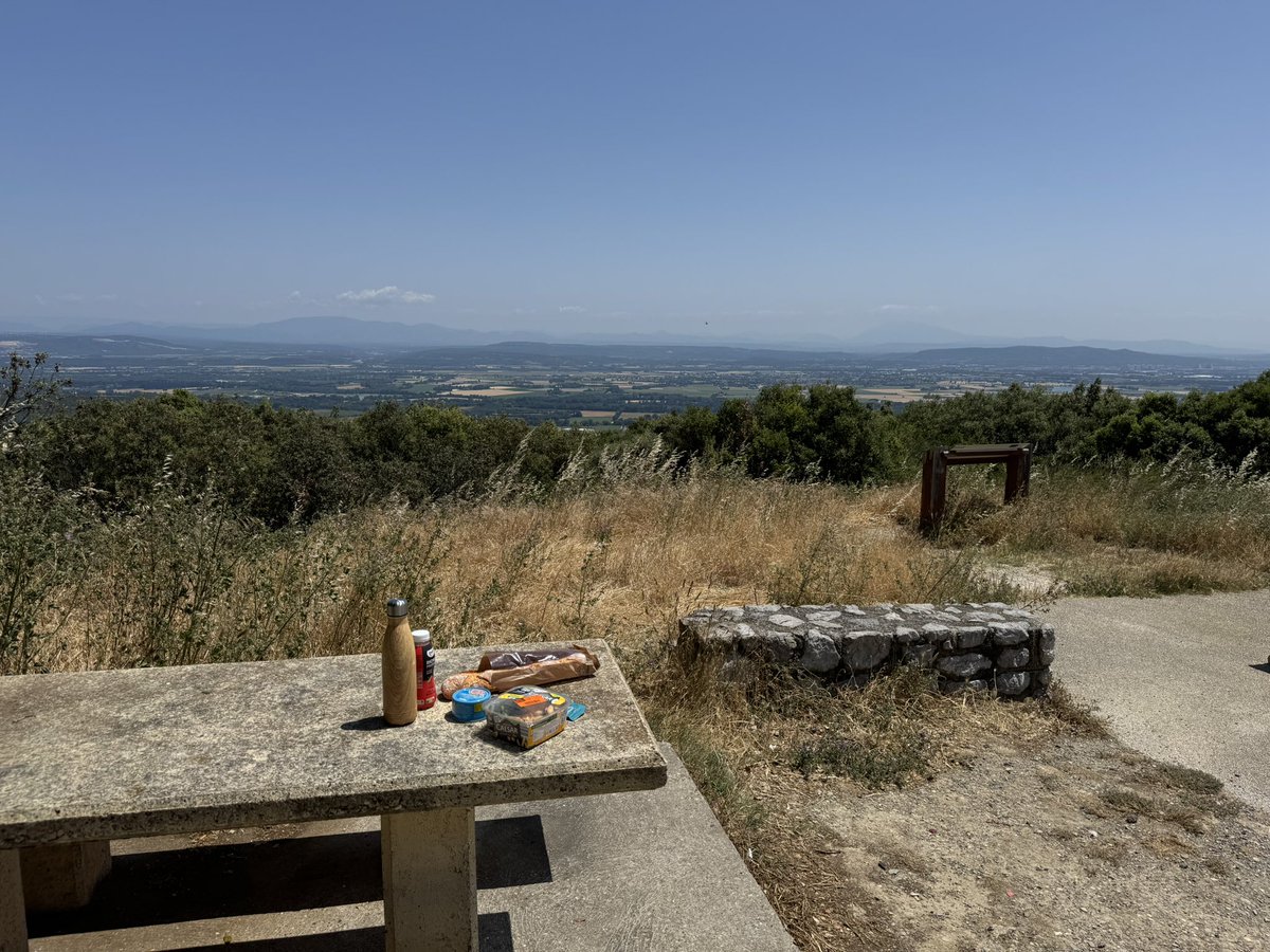 darkzov's tweet image. Y’a pas à dire, manger avec une vue comme ça, ça n’a pas de prix