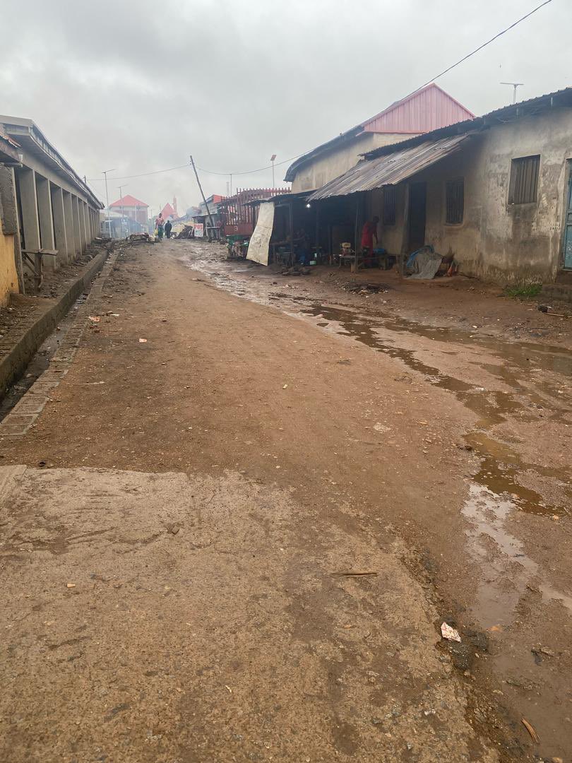 deeoho's tweet image. Glorious Vision Street in Gwagwalada is the missing piece in FCT's road construction puzzle! @myfctagov, we need action now. We submitted a complaint letter to the Minister's office, demanding attention. #FCT #Infrastructure