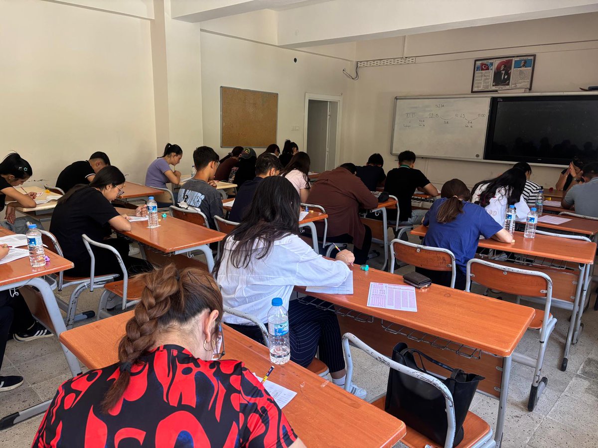 Okulun son günleri yaklaşırken 12. sınıf öğrencilerimiz için MEBİ platformundan temin edilen deneme sınavı uygulandı. Sınav, öğrencilerimizin eksiklerini görmeleri ve son tekrarlarını planlamaları adına önemli bir adımdı.

Her biriniz aylarca emek verdiniz, zaman zaman yoruldunuz