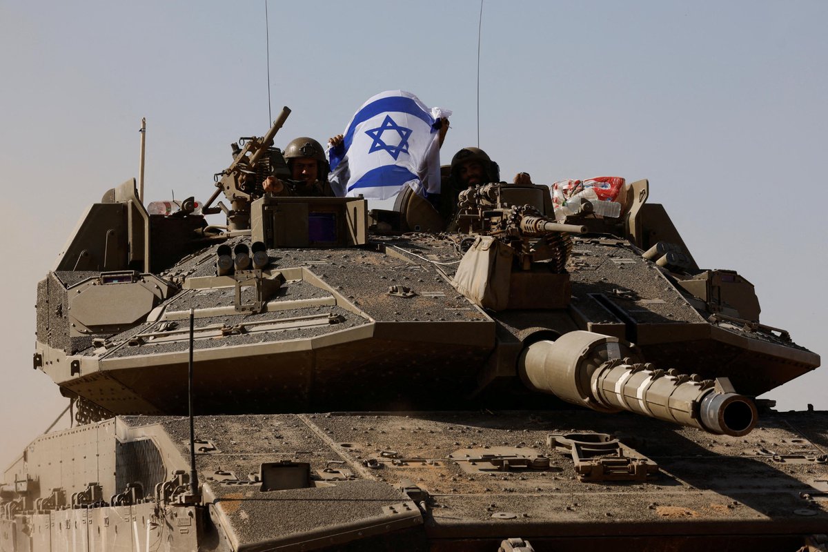 SilentlySirs's tweet photo. 🇮🇱🇵🇸 ALERT: Israeli tanks opened fire on a crowd gathering for humanitarian aid in the Gaza Strip.
At least 51 people were killed. (Source: Reuters) https://t.co/uSDN817OZ5