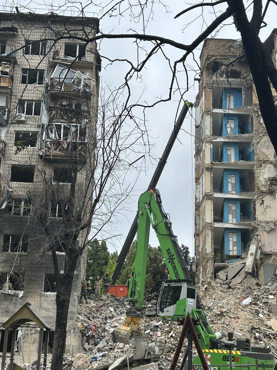 IrlEmbUkraine's tweet image. Another night of brutal Russian attacks on Ukrainian civilians. At least 14 killed by missiles & drones in Kyiv at 27 locations. On a visit to Solomianskyi district, we were briefed by the emergency services, as they continue to search for survivors in this residential area.