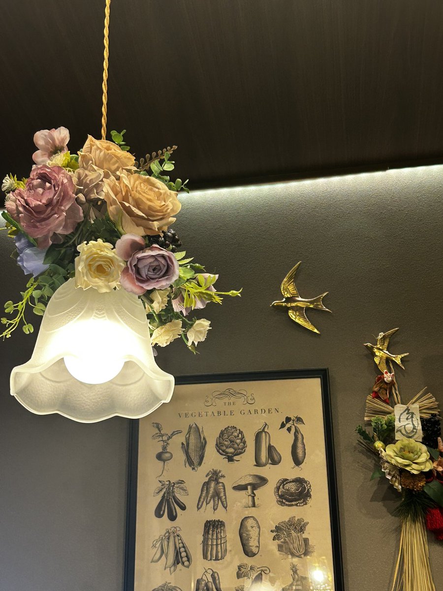 hana_fortune's tweet image. ペンダントライトも移動した。もう少しライトにつけてたお花を増やした

ちなみにこのペンダントライト照明もSwitch botなのでこーゆーことになりますw

何度も申し上げますが
あくまで占いのサロンですw

#Switchbot