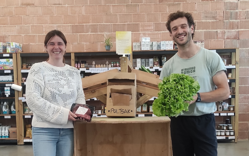 [ERREPORTAJEA] Ekoizpenaren eta kontsumoaren artikulazioaz, ekoizpen txiki eta dibertsifikatuaren aldeko apustuaz, salmenta zuzenaren onurez eta mugez, kontzientziaz eta koherentziaz. Hona bi ekoizle gazteren gogoetak. <a href="/BiziolaSarea/">Biziola</a> <a href="/GoimenLGE/">Goimen Landa Garapen Elkartea</a> 

goiberri.eus/2025/06/16/eko…