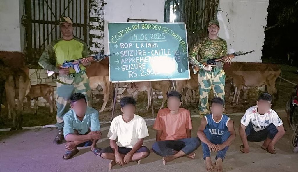 TheSaviours3's tweet image. #BSF apprehend 5 smugglers; rescue cattle in Tripura
BSF arrests five cattle smugglers and seizes mobile phones, foreign goods worth over Rs 20 lakh along #IndiaBangladeshborder in Tripura. #indianbordersecurity #tejran