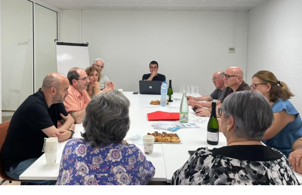 💪Molt profitosa la reunió que vam tenir amb la <a href="/CAVGirona/">CAV Girona</a> i molt engrescades que es vulguin sumar a la <a href="/CONFAVC/">confavc</a>.

👉 Vam parlar també de lluites que compartim des de molts #barris de Catalunya, com l'accés a l'#habitatge, l'#urbanisme i l'eradicació de l' #amiant als #barris.