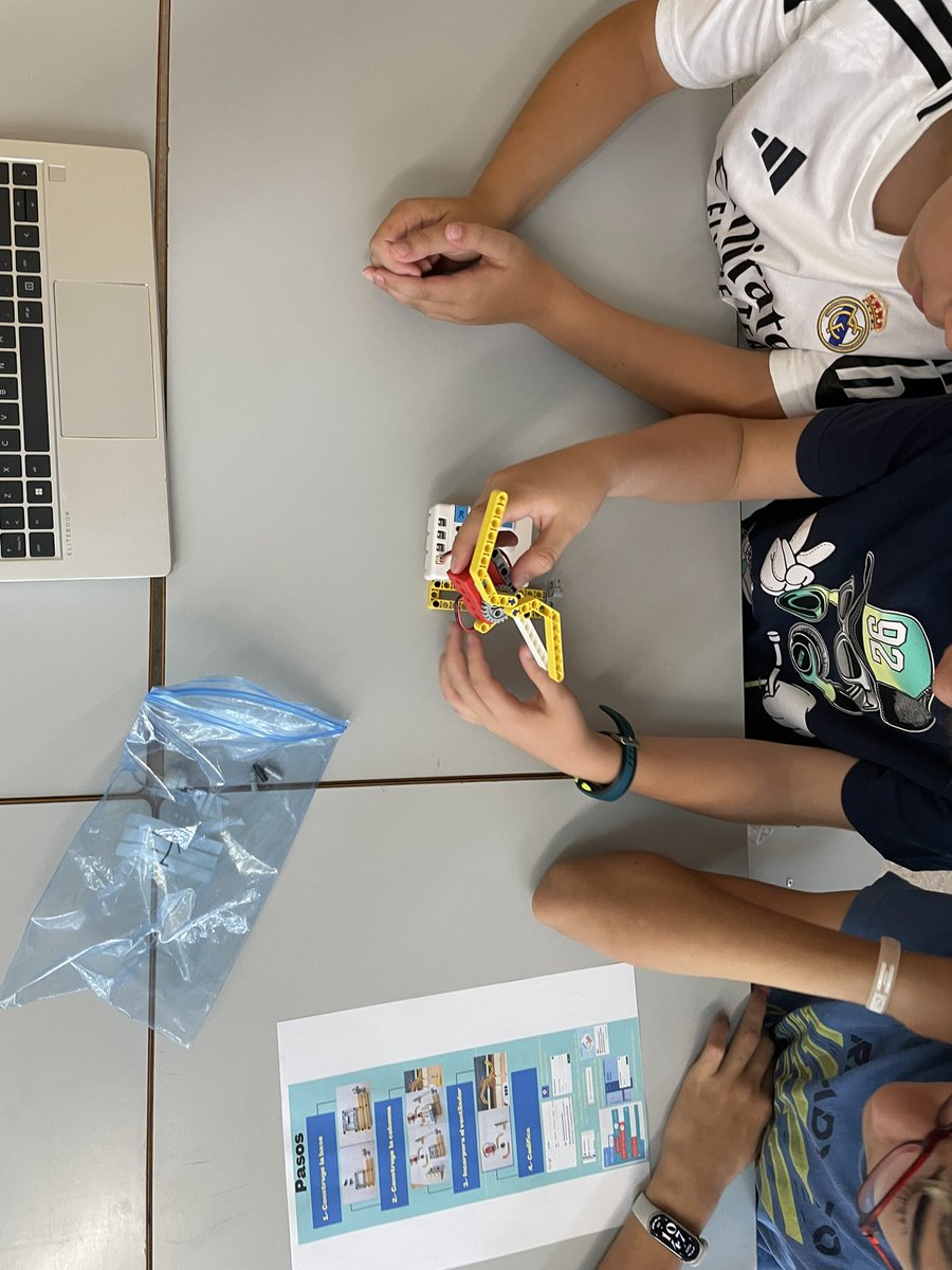 daniel_albertos's tweet image. Jornada intensa hoy en el CEIPS Velázquez de Fuenlabrada con talleres de Nezha, microbit y Makey. Da gusto ver la cara de ilusión que ponen los alumnos cuando ven que funcionan los dispositivos que ellos mismos han construido 
#CodigoEscuela4_0_Madrid