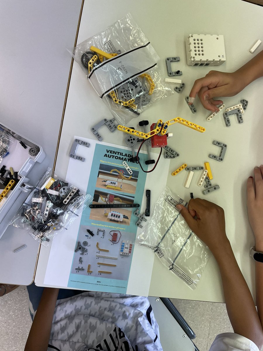 daniel_albertos's tweet image. Jornada intensa hoy en el CEIPS Velázquez de Fuenlabrada con talleres de Nezha, microbit y Makey. Da gusto ver la cara de ilusión que ponen los alumnos cuando ven que funcionan los dispositivos que ellos mismos han construido 
#CodigoEscuela4_0_Madrid
