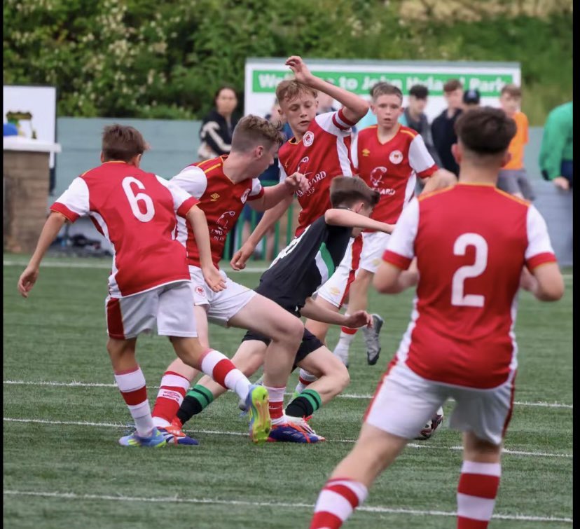 Shark attack 💚🤍 great pic from last nights game Leighton surrounded <a href="/stpatsfc/">St Patrick's Athletic FC</a> <a href="/StFrancisFC/">St.Francis FC</a>