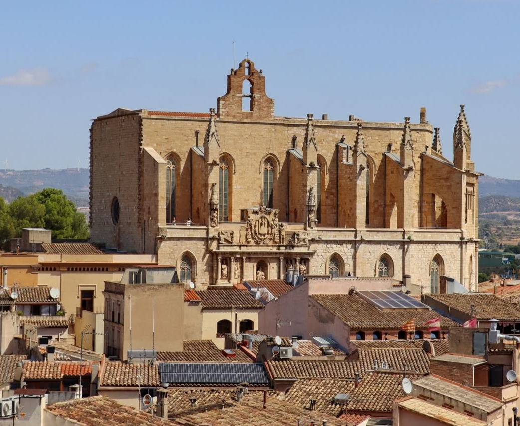 🔴 ÚLTIMA HORA | Macrooperació antiterrorista a Montblanc. Els Mossos d'Esquadra i la Policia Nacional espanyola estan duent a terme un operatiu a la plaça de Sant Miquel i al carrer Major amb escorcolls a diversos habitatges on s'han endut material i proves. Es preveuen